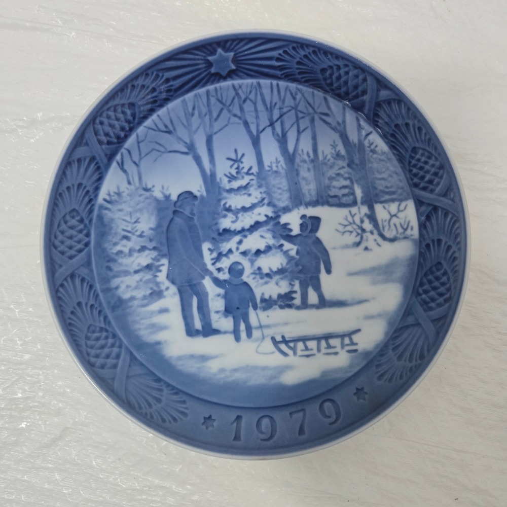 Royal Copenhagen 1979 Christmas Plate Choosing the Christmas Tree Blue 7.25"